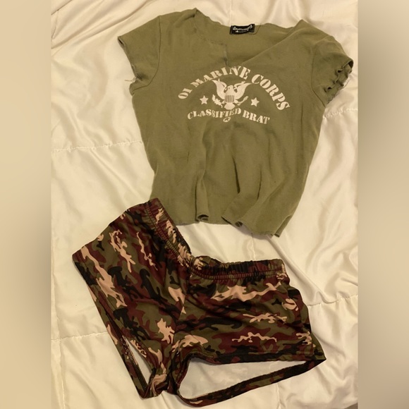 RARE Y2K Hooters Camo Shorts - Picture 1 of 4